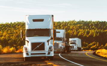Przewodnik logistyczny: Transportowanie ciężkich i dużych ładunków