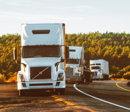 Przewodnik logistyczny: Transportowanie ciężkich i dużych ładunków